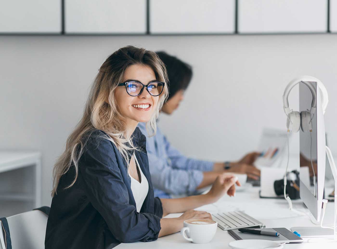attractive-laughing-freelancer-woman-posing-with-cup-coffee